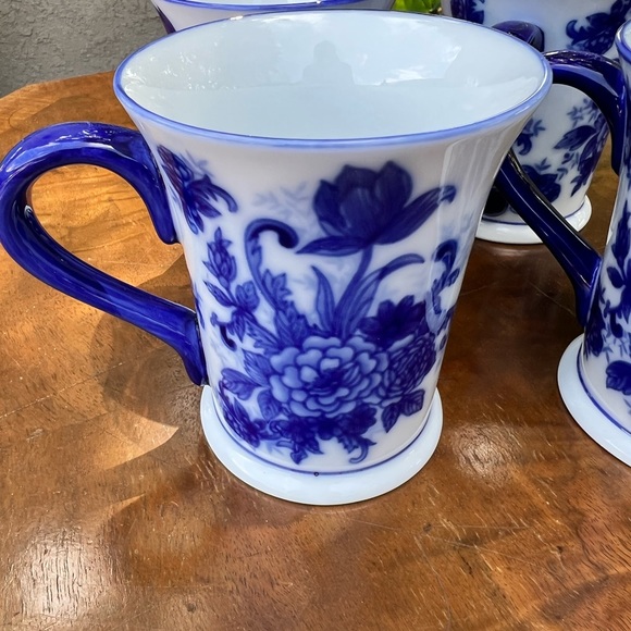 4 blue and white coffee mugs - Picture 5 of 5